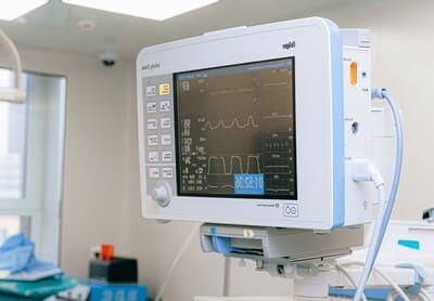 EKG-Monitor in einem Behandlungsraum der Praxis